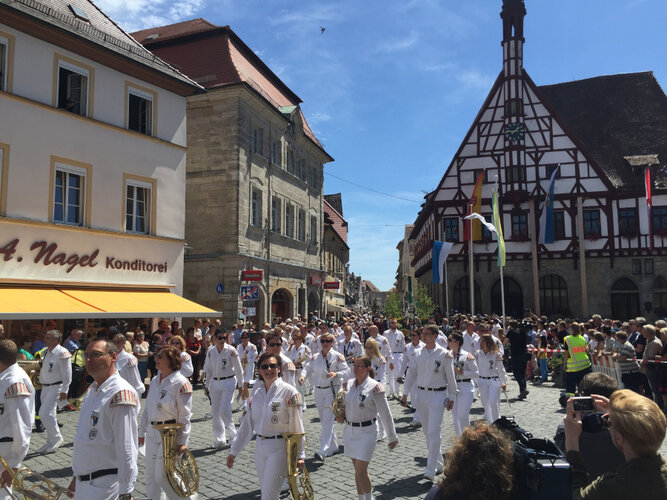 großer Annafestzug mit vielen tausenden Menschen durch die Altstadt Forchheims