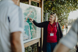 Gästeführerin erklärt den Kellerwald-Plan