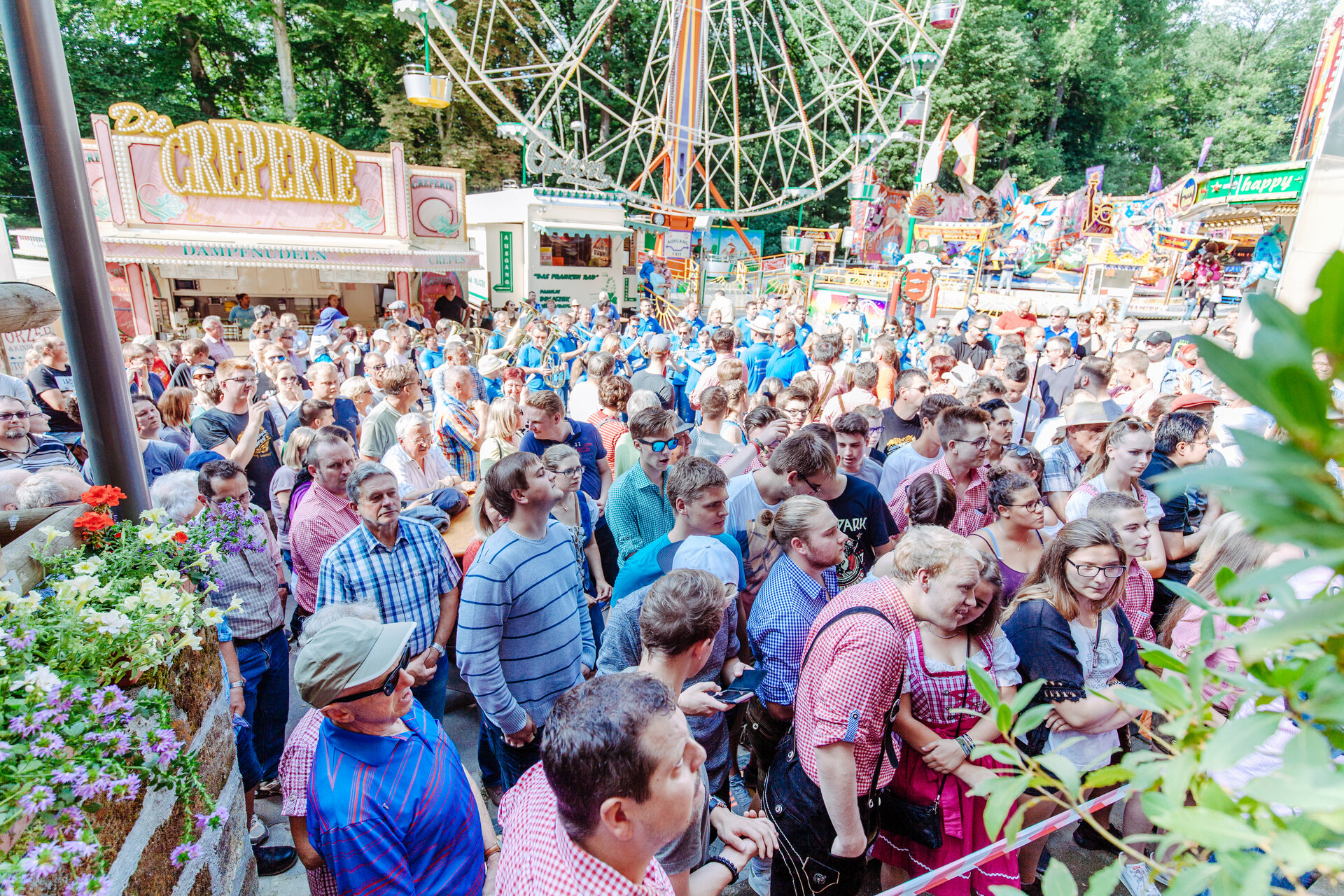 viele Zuschauer beim Bieranstich Annafest Forchheim