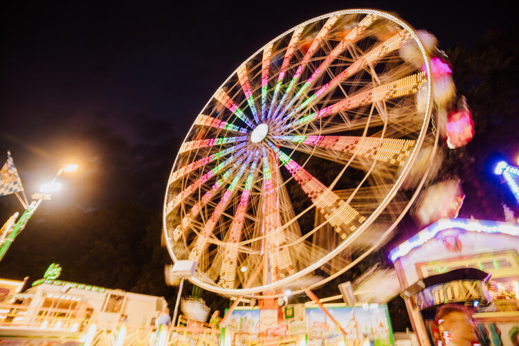 Annafest: beleuchtetes Riesenrad bei Nacht