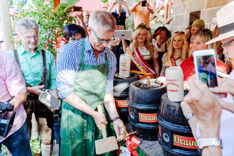 Oberbürgermeister der Stadt Forchheim sticht erstes Fass Bier an Annafest Forchheim