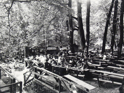 Biertische und -bänke auf dem Bierkeller Kellerwald Forchheim